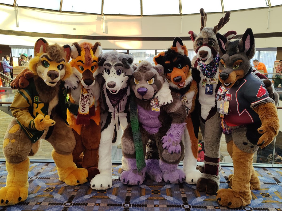 hyperdutchie's tweet image. Got to meet my fellow @BlueHarborC siblings :D they were all absolutely wonderful and sweet as can be. Nice to meet all of you!  #MFF2022 #MidwestFurfest2022 #fursuiters