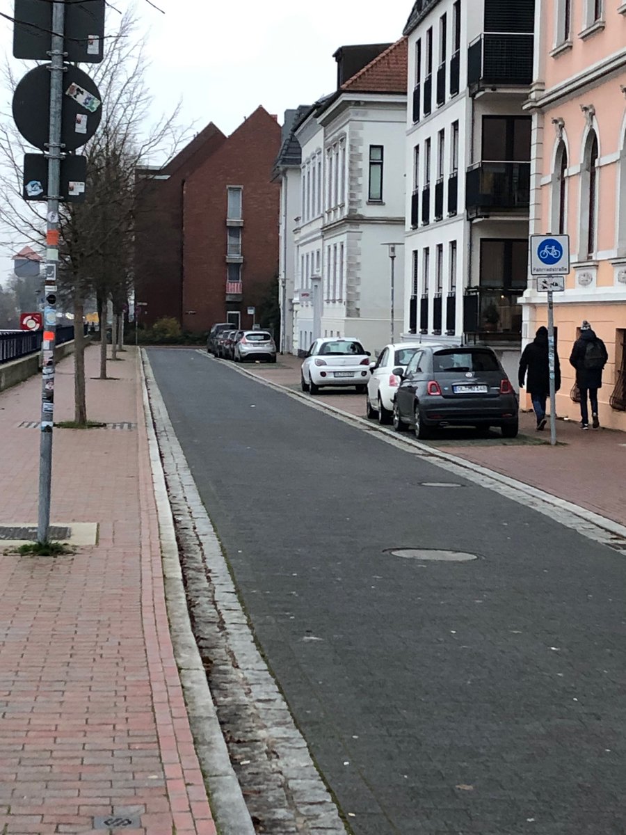 MarcoOetken's tweet photo. @avbelow Von den 4 oder 7 Fahrradstraßen diejenige, durch deren Umgestaltung ein deutlicher Vorteil für den Radverkehr entstand: mehr Platz und Vorrang auf ca. 400m. Zuvor war das eine beengte unechte Einbahnstraße. Ist aber auch keine große Sache :-( https://t.co/AvQcnoy5MY