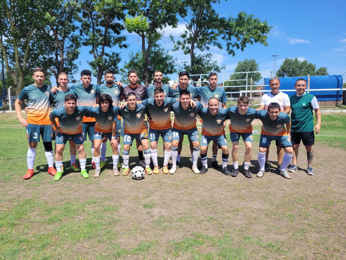 UNLaM_F11's tweet photo. ¡¡LA UNLAM A LA FINAL!!

El equipo venció por penales (5-4) a la Universidad Nacional de Avellaneda y clasificó a la final de la Copa Lidus💚🧡💚

En los 90, el encuentro finalizó 3 a 3 con un gol de Luciando Omar y un doblete de René⚽

#VamosUNLaM #fútbol11 #lamatanza #FeDUA https://t.co/nv2WQrVJSZ