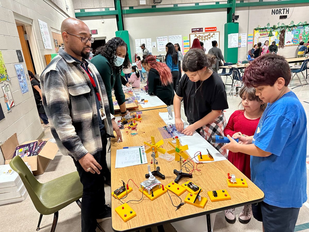Pershing Elementary families filled the gymnasium for a fun-filled STEAM Night! 

#SAISDFamilia #STEMinSAISD

¡Las familias de Pershing Elementary llenaron el gimnasio para una divertida Noche de STEAM!