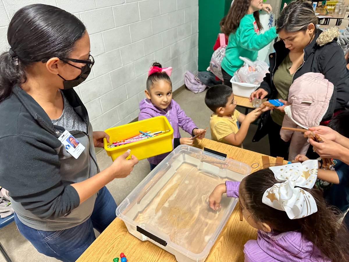 SAISD's tweet photo. Pershing Elementary families filled the gymnasium for a fun-filled STEAM Night! 

#SAISDFamilia #STEMinSAISD

¡Las familias de Pershing Elementary llenaron el gimnasio para una divertida Noche de STEAM! https://t.co/JsNDYHMZnK