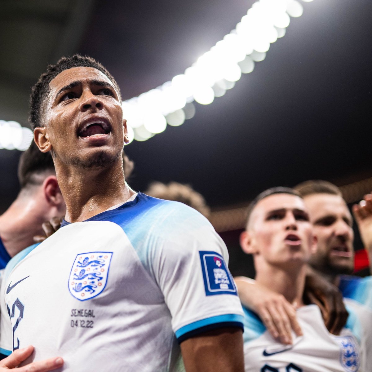 PortalOffside's tweet photo. ¡ INGLATERRA A CUARTOS DEL MUNDIAL !

[#FINAL] Con goles de Henderson, Kane y Saka, #Inglaterra🏴󠁧󠁢󠁥󠁮󠁧󠁿 venció 3-0 a #Senegal🇸🇳 por los octavos de final de la #FIFAWorldCup .

#ENG 3-0 #SEN 
📸FIFA https://t.co/AgdqUeYY6g