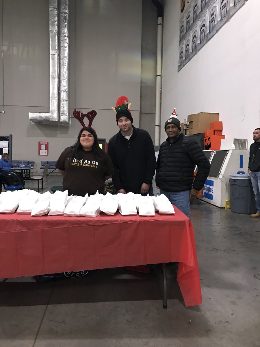 UPSPlainfield's tweet photo. #UPSPlainfieldHub We are THANKFUL for #CityBBQAvon and the start of Peak2022. The food was delicious and holiday spirit was in the house! #SantasHelpers#Peak2022🎅 https://t.co/ORdNwLw1UI