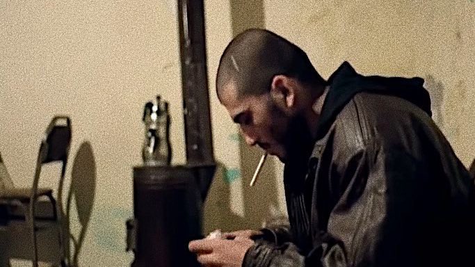 bazı pişmanlıklar sana epey bir zaman sonra sabah beşte sigara yaktıracak