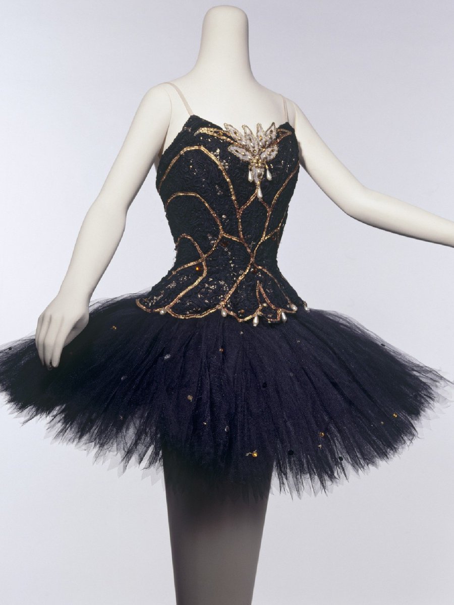 V_and_A's tweet photo. A #SequinSunday from Swan Lake.

Costume designed by Nicholas Georgiadis and worn by Margot Fonteyn as Odile in Swan Lake, Vienna Ballet at the State Opera House, Vienna, 1964 https://t.co/3IVtf5qgGa