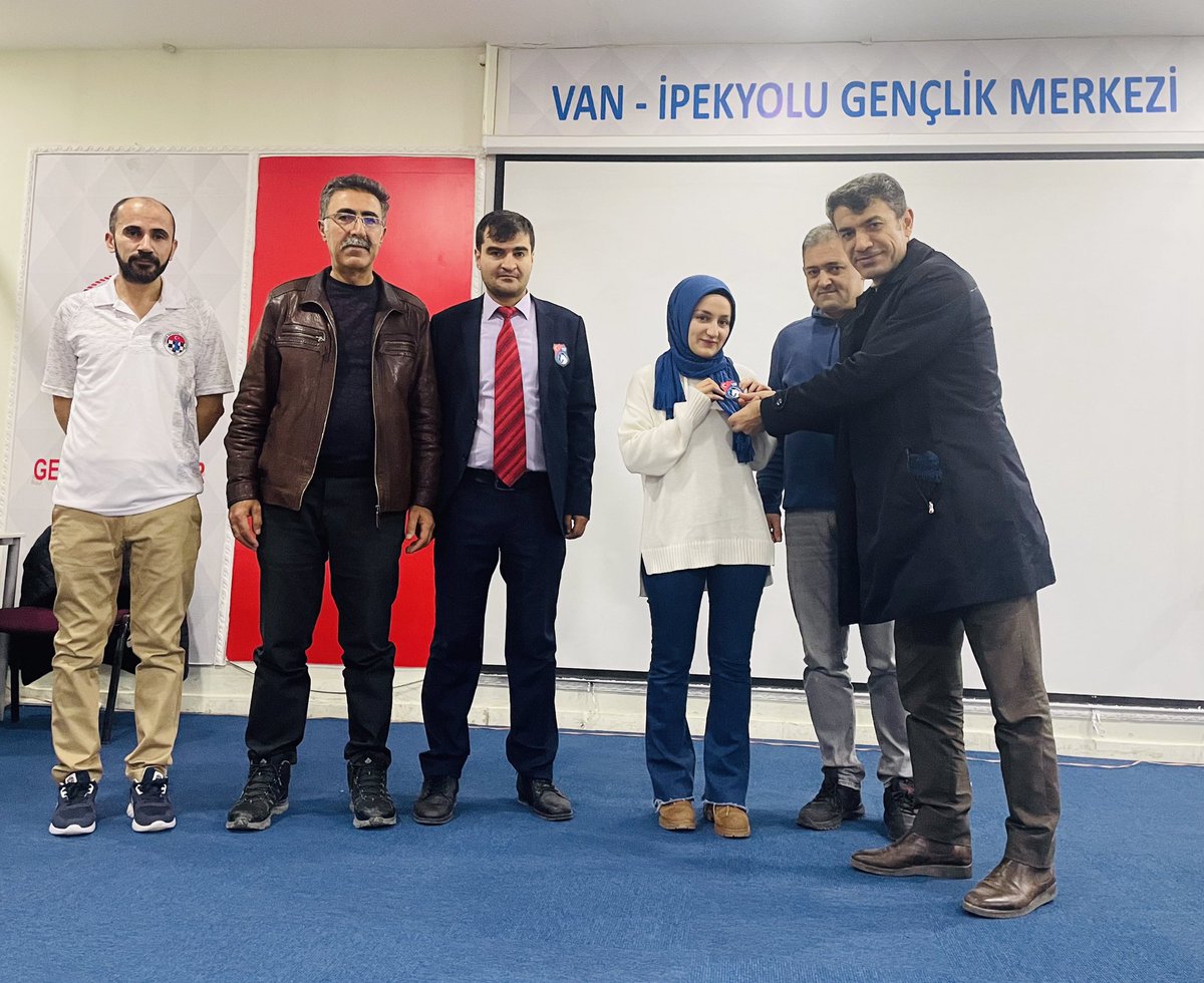 vantsfvan's tweet photo. Ulusal hakemliğe terfi eden hakemlerimizden Bilgin Berge, Ayhan Demirtaş ve Merve Tofan’ın kokartları TSF MHK Üyesi IA Yücel YILDIRIM, İl Temsilcisi Adnan YAVİÇ ve İl hakem kurulu as başkanı Mehmet Halil ÇAĞLAR tarafından takdim edildi. https://t.co/8BxAEPsusr