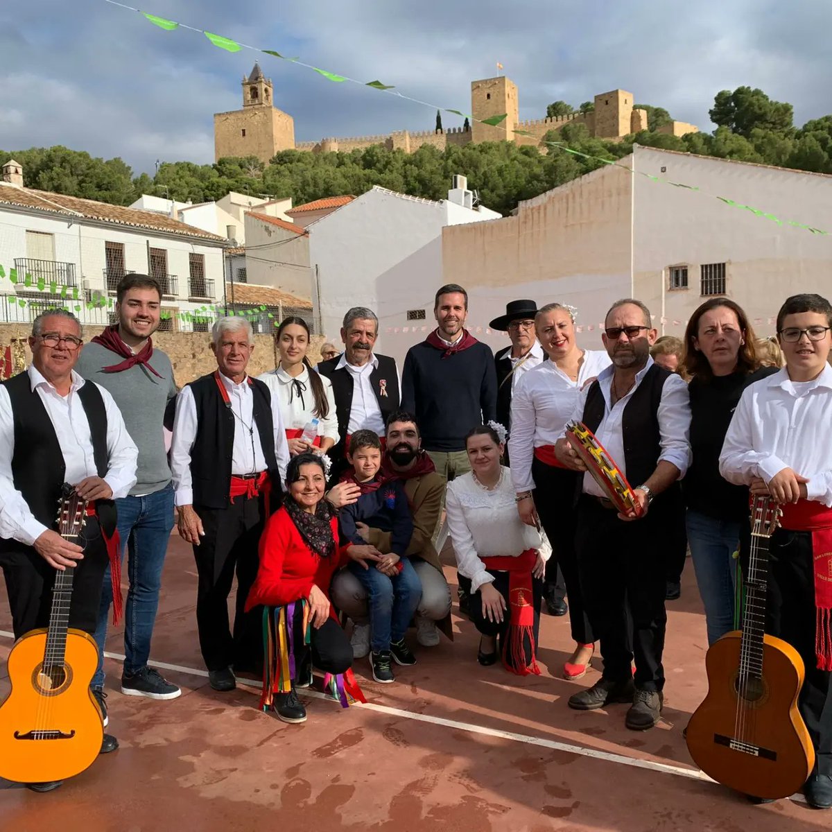 _kikocalderon_'s tweet photo. Empezamos el día escuchando verdiales acompañando a los vecinos del barrio de San Juan en la romería de la Cabeza, seguimos en La Joya en el Día del Chivo Lechal y terminamos junto a los vecinos y vecinas del barrio de Veracruz entre villancicos, dulces y chocolate. #Antequera https://t.co/DbgmZBPXcB