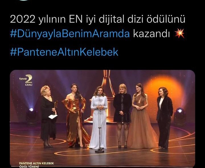Tugcekaya22's tweet photo. @muratsoner yine yaptığı işin hakkını vererek türk halkına  ödüllerin ne kadar ironik olduğunu gösterdi.  #altınmenemenodulleri #pantenealtinkelebek https://t.co/nWlna1Qute