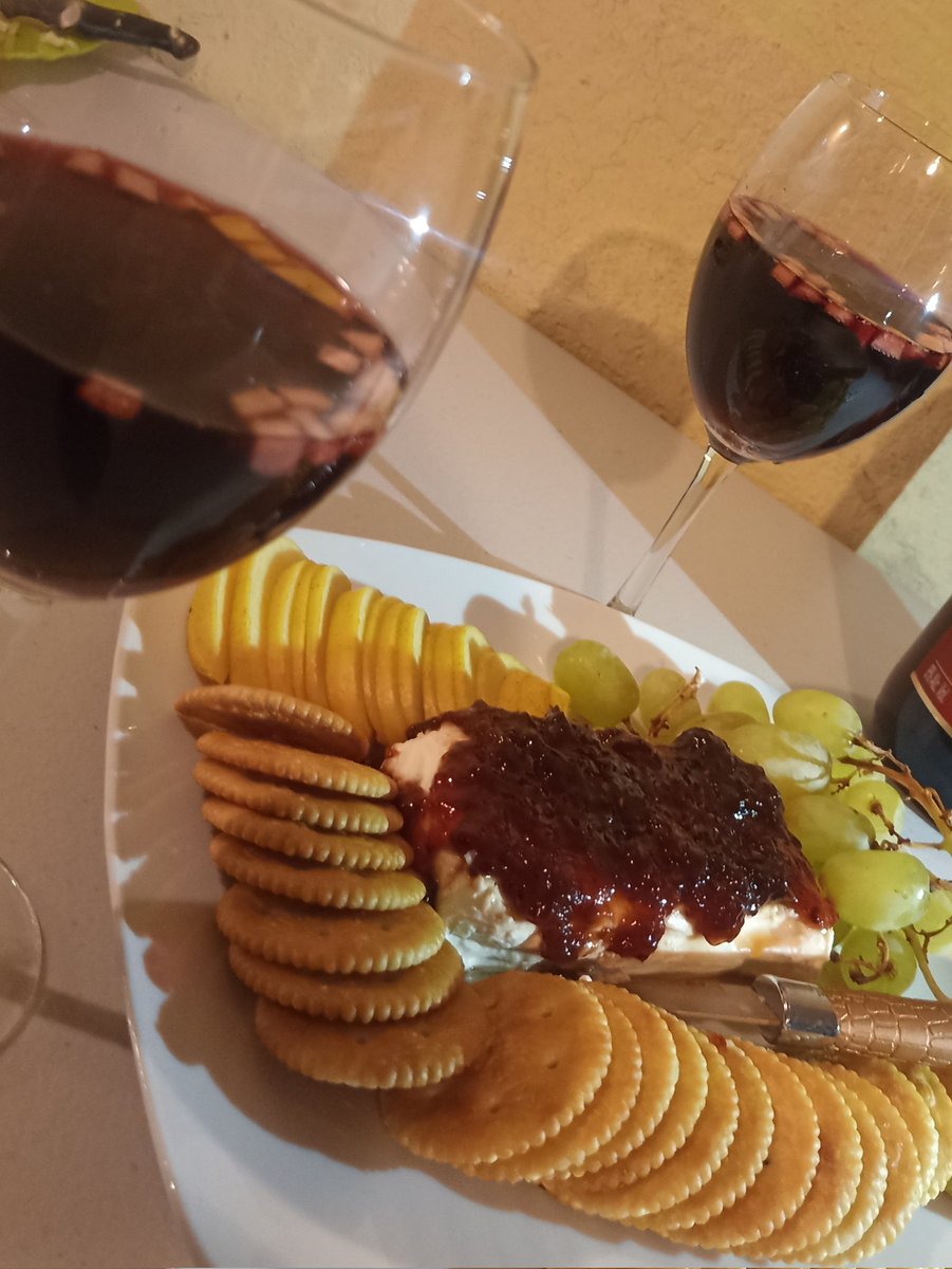 Marilu_feer's tweet photo. Brindemos está noche por  qué  tengo  una vida aprovechada en cometer errores y  créanme que es mucho más util que vivirla haciendo nada 🥂✨#unanochedevino https://t.co/TyaQi3hejI