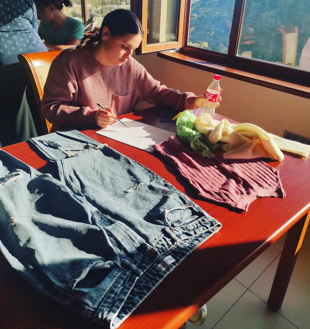 TodayArts's tweet photo. Working on new #ecofashion ideas!
#oldclothes #secondhand #ecofashion #lcef #letscreateecofashion #todayartinitiative #lithuania🇱🇹 #armenia🇦🇲 #italy🇮🇹 #erasmus #fashionstyle #fashionproject #EuropeanUnion https://t.co/Dij8OycDhB