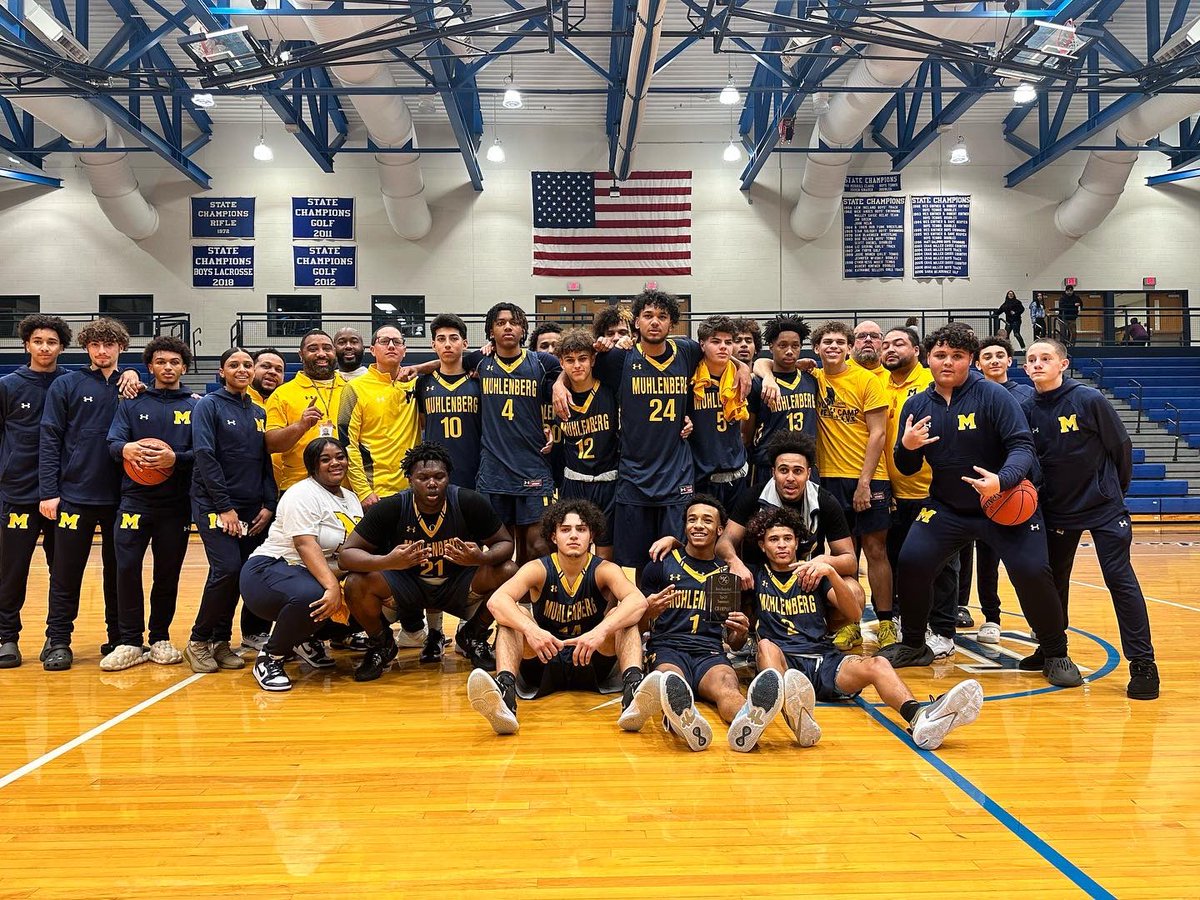 TaraFlowers22's tweet image. Sooo about last night!!!! Congrats 〽️ basketball 🏀 on your first of many chips!!! Come from behind W was just proof you play to the final buzzer, awesome grit and determination! #tipofftournament #theseboysgotgame #muhlpride #PAVE @CoachMFlowers