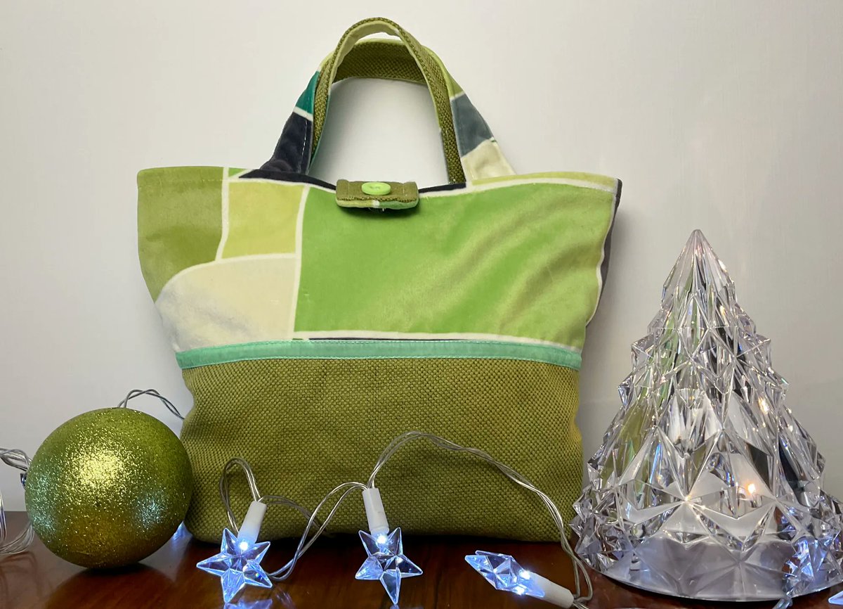 samm_designs's tweet photo. A glorious green goddess of a Diddy Bag it is too. Grab it quick, there is only this one, if you want to pop it under the Christmas

#craftbizparty #MHHSBD #Etsy #SBS #christmasgiftideas 

https://t.co/P1NeyNvTPa… https://t.co/0UZ8DFMwHb