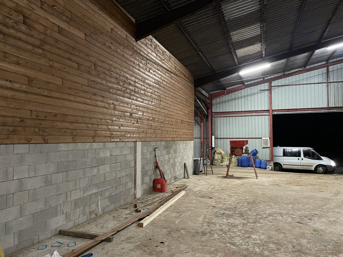 aestiv's tweet photo. Aujourd’hui 19h, travail achevé. Une photo d’étape quand même à mi journée. Nous étions 3 pour ce chantier ! La poussière restera côté vaches cette fois-ci ! 😊 #élevage #autoconstruction https://t.co/JOLunBNpOE