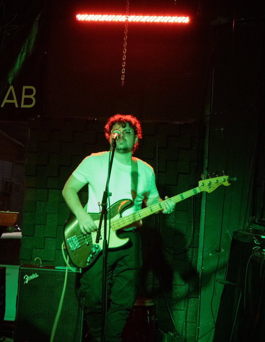 LosBerets's tweet photo. ¡Qué energía más chula se sintió el viernes! 

Este pasado viernes estuvimos tocando en un evento titulado Metamorfosis en @_q_radio junto a otres increíbles artistas. 

Gracias a por darse la vuelta con su corillo ✨

📷: @cham.lamiche https://t.co/0rGb15SUTQ