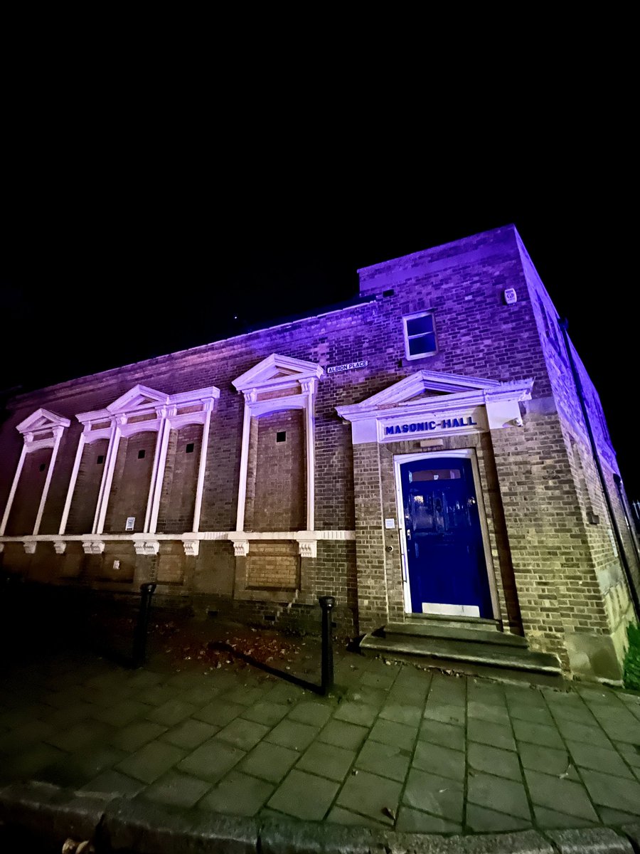 SotonUniLodge's tweet image. A lovely Lodge White Table evening held last night amongst many friends and family - and no we weren’t jealous 😂 - of the Worshipful Master who was presented with a bottle of rum all the way from Hamilton at dinner by a visiting W.Bro from the District Grand Lodge of Bermuda. 🇧🇲