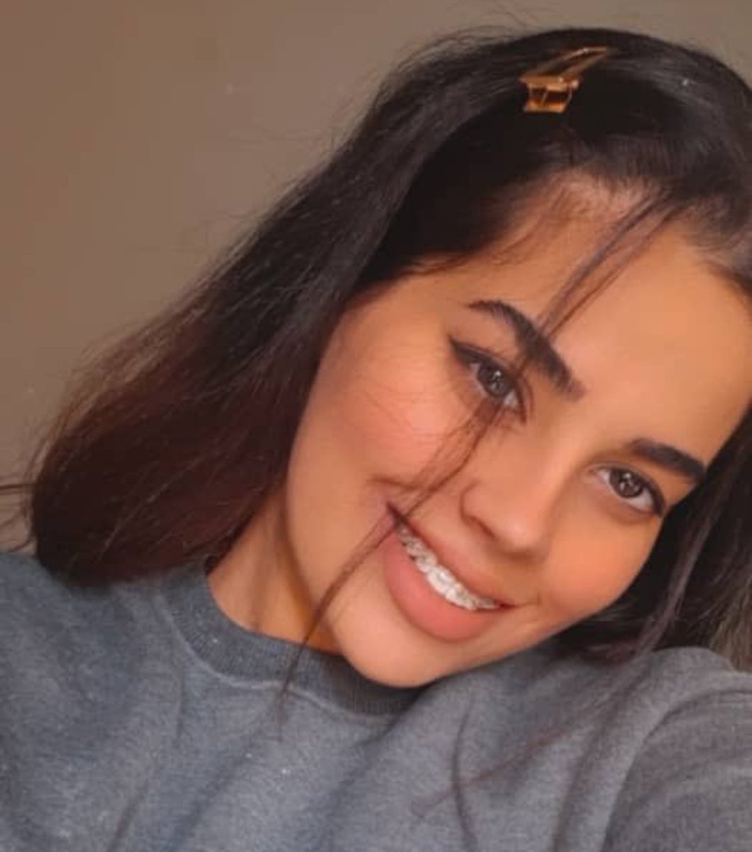 #مهسا_محمدی دانشجوی میکروبیولوژی سبزوار بخاطر ی توییت بهش اتهام سب النبی (توهین به مقدسات اسلام) و طبق گفته وکیل ایشون اگه نتونن رد اتهام‌کنن حکم اعدام می گیره خودش کاملا ترسیده و بیش از ۵۰ روزه در زندان دولت آباد اصفهان بازداشته لطفا صداش باشید نزارید این بچه رو اعدام کنن