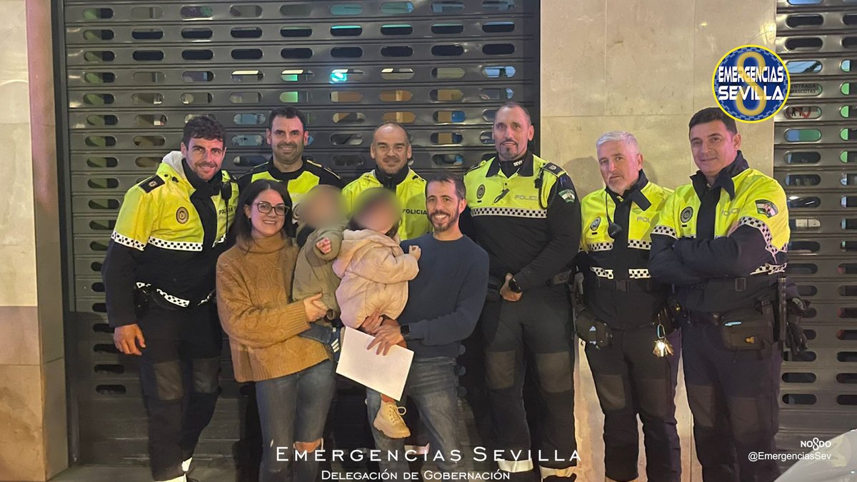EmergenciasSev's tweet image. 💝Ayer esta peque (4) dejó de respirar en el centro de Sevilla
@PoliciaSevilla la trasladó inconsciente en un patrullero hasta el hospital y desde el Centro de Control se coordinó la asistencia con #E061
Hoy esta familia feliz se reunía con sus Ángeles de la Guarda😍
#SalvanVidas