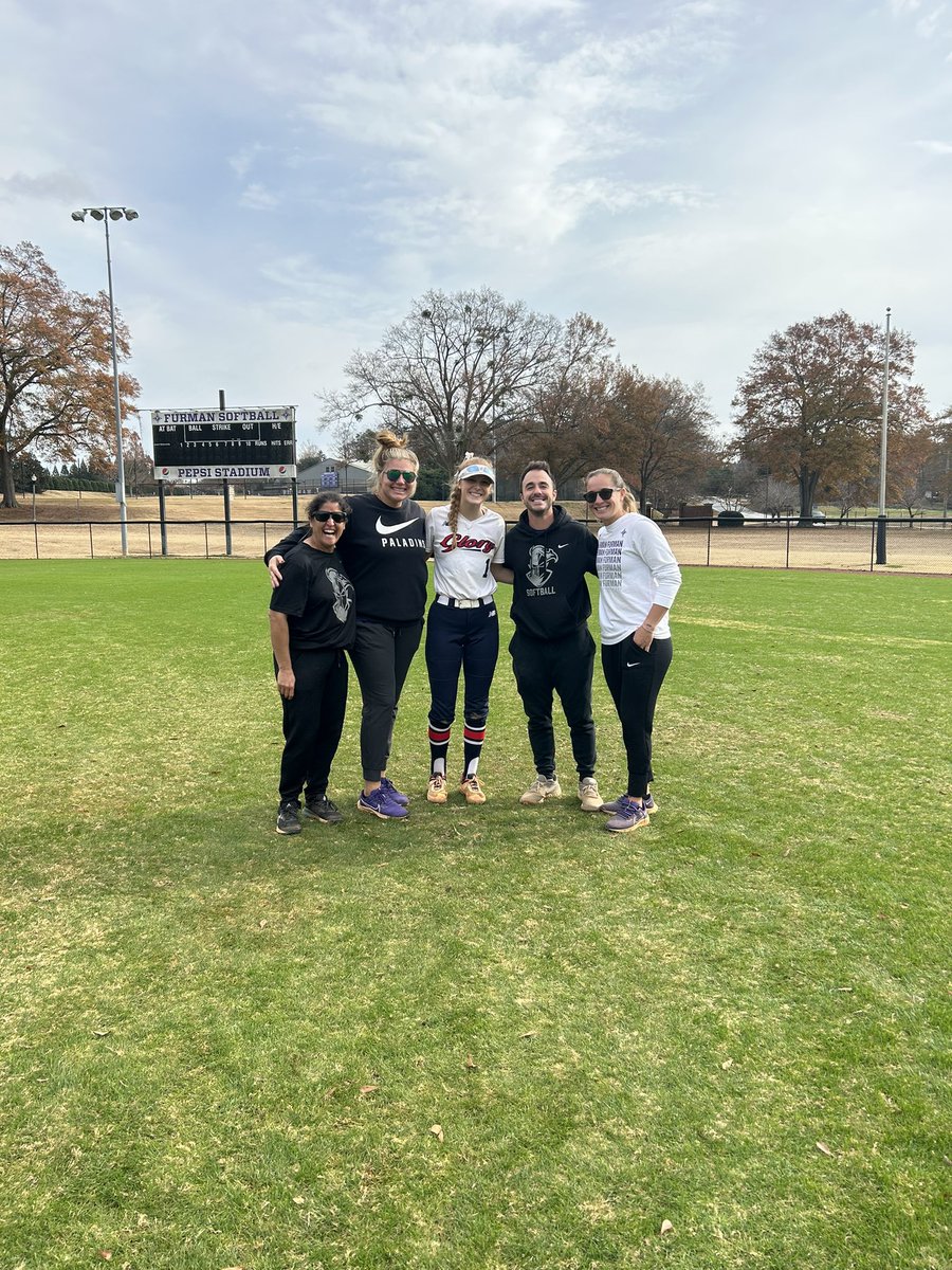 Reagan_Powell23's tweet photo. Had an amazing time with @FurmanSoftball got to spend the day learning new hitting drills and ways to improve my softball skills. Thank you @jwint11 @StaceyJW26 @CoachAHayes for hosting this amazing camp!!! @VAGloryFP @va_18u https://t.co/iAA6t0Pku5