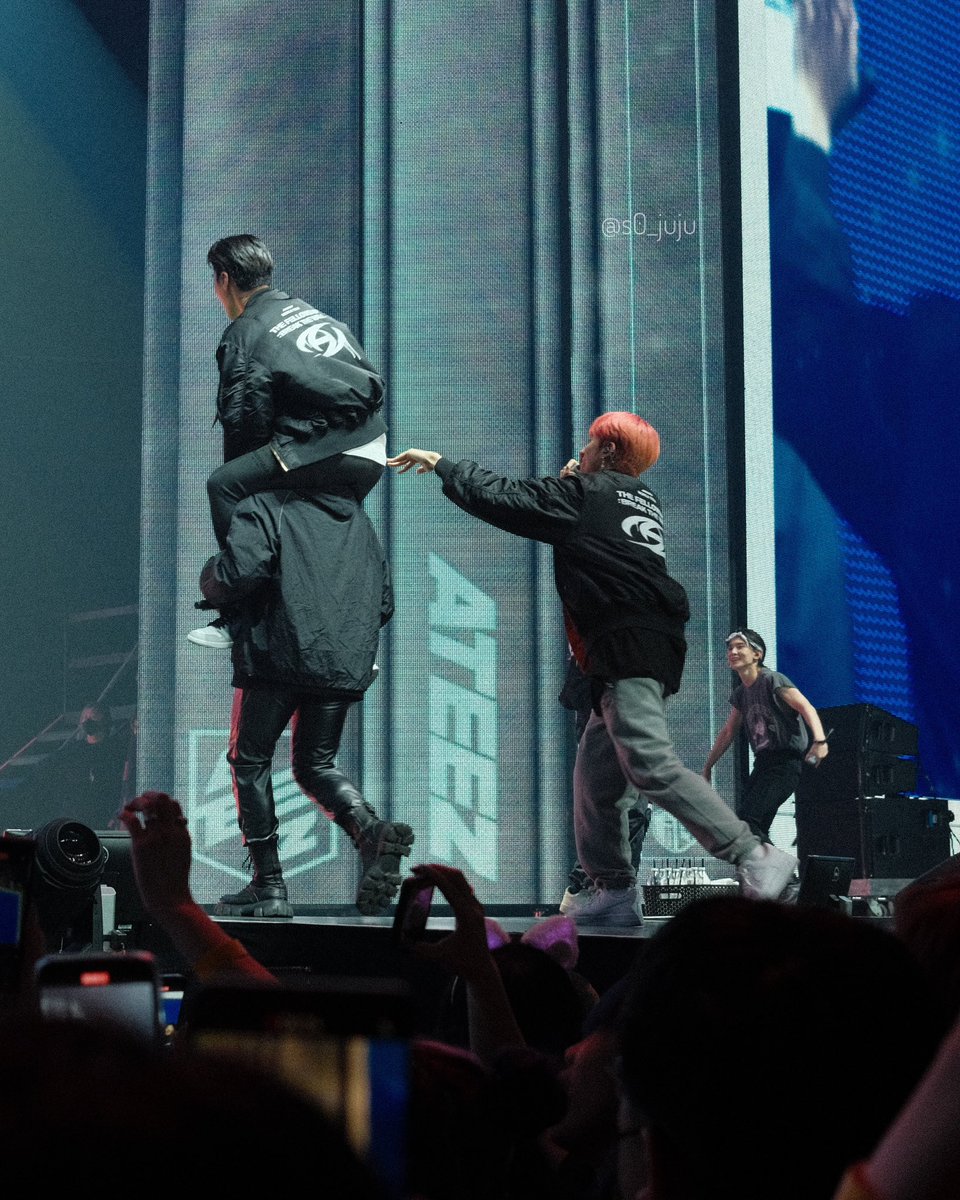 s0_juju's tweet photo. Me next 🧎🏻‍♀️

#ATEEZWORLDTOUR2022 #ATEEZinCANADA #EHTEEZPRESENT #ATEEZinHamilton https://t.co/XddlMuAlee