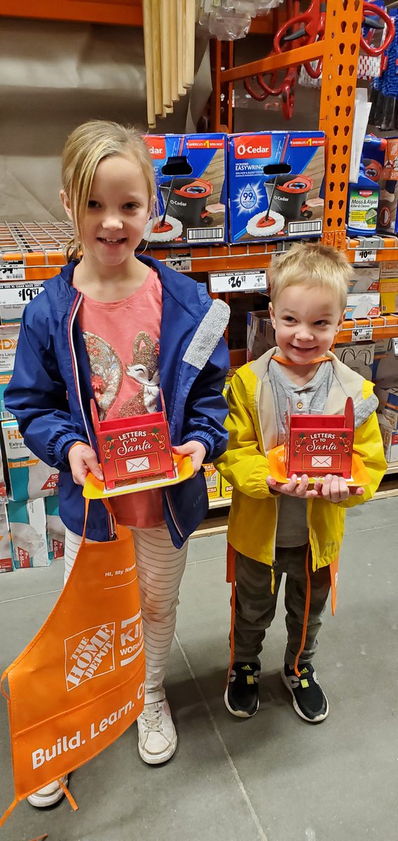 Kid's workshop @0977. Rain didn't stop them. ☔️🌧🧑‍🎄🧍‍♀️🧍‍♂️
<a href="/Michael_Flavius/">Michael.Flavius</a> <a href="/JBartk/">Jeff Bartkowiak</a> <a href="/Alisha_Moran15/">Alisha Moran</a> @MarleineBright <a href="/MalangaMark/">Mark Malanga SOPASM</a>