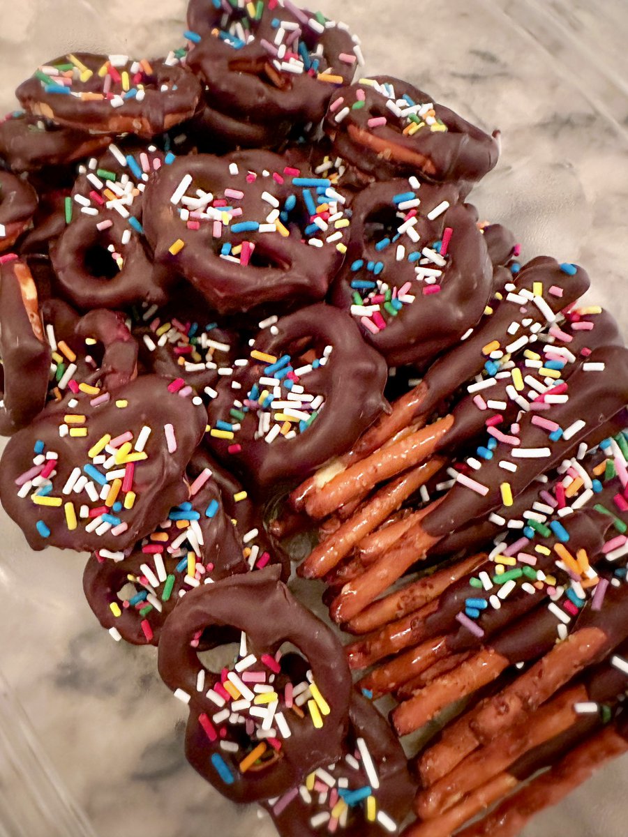 Heather_Dawn_L's tweet image. First time I’ve ever made these and l’m not sure why I’ve waited so long…yum!!! 😋🥨🍫 #1goodthing #cdnpoliofftopic