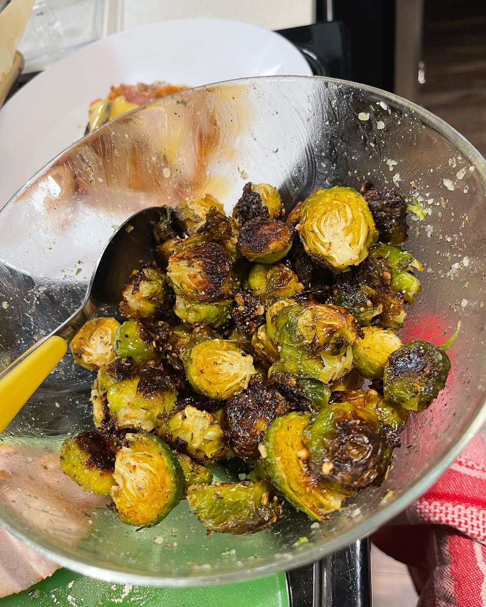 happy_kitchenF's tweet photo. And what are you having for dinner today?!?  Here,  at Happy Kitchen Family we have Baked Brussels Sprouts with Parmesan and Garlic, Bacon Wrapped Pork Tenderloin and Freshly Baked Bread 😋😋

Buon appetito 😋👩🏻‍🍳 
Check our menu https://t.co/Z5dG6XnEke

#dinner #homemade #bread # https://t.co/cFBzzQD3rt