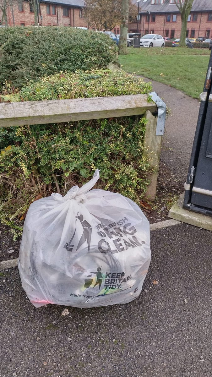 hambletonwomble's tweet photo. #12daysofXmasLitter Day 1.
On the first day of Christmas: Supremely proud of Fiona right now. Knocked it out of the park again by collecting around Broomfield park, the skate park and near Halfords 👍🏻 https://t.co/zM4uR0mc1D