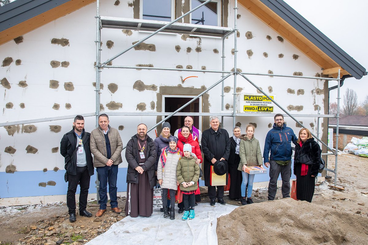 Željezanski biskup Egidije Živković i sisački biskup Vlado Košić obišli su 4. prosinca pet obitelji na području Siska i Petrinje kako bi im uručili darovne ugovore i blagoslovili novoizgrađene domove, a nakon što su njihove kuće stradale u potresu. tinyurl.com/2y52cvah