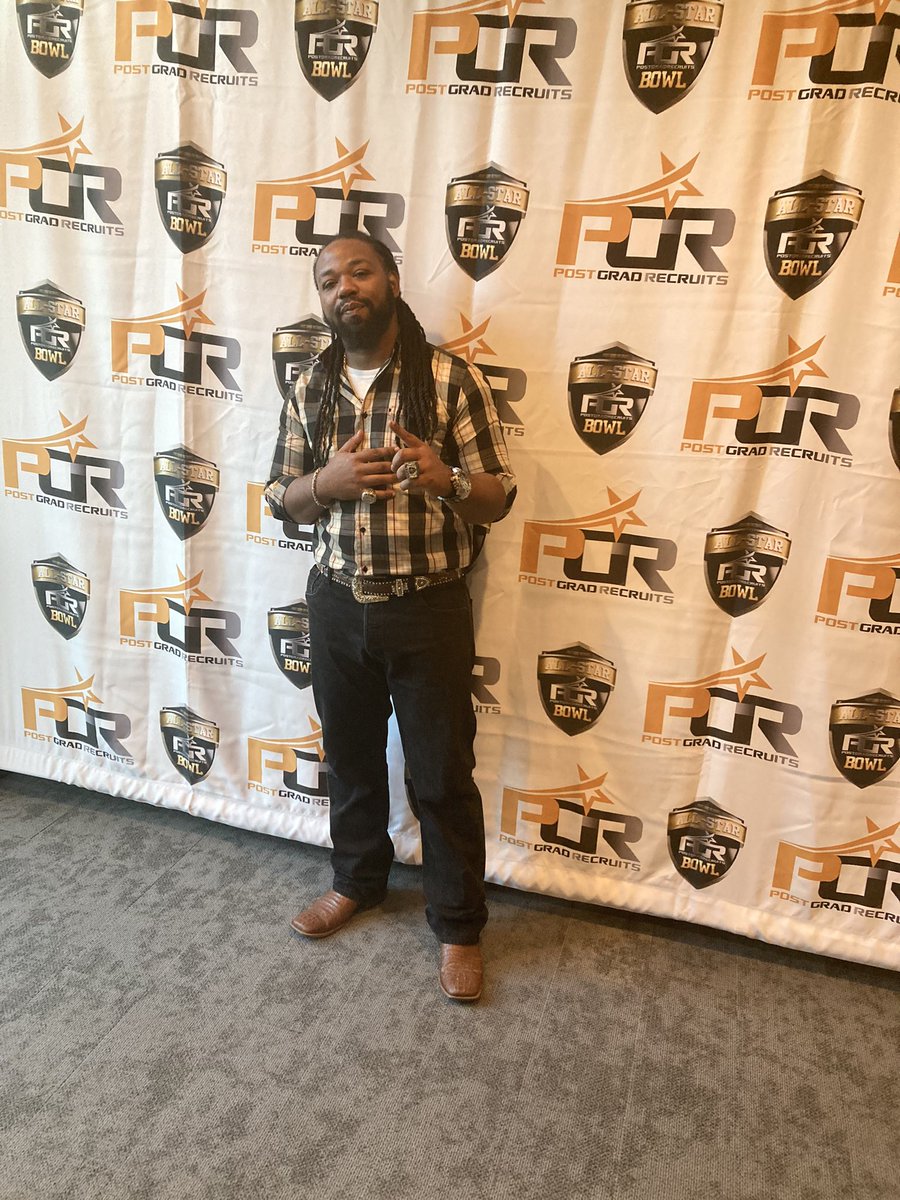 OC_Erv's tweet photo. @CortezChapple @OsoCoach #postgradthings #postgradallstarcoaches https://t.co/Pgz1Fh4Cfc