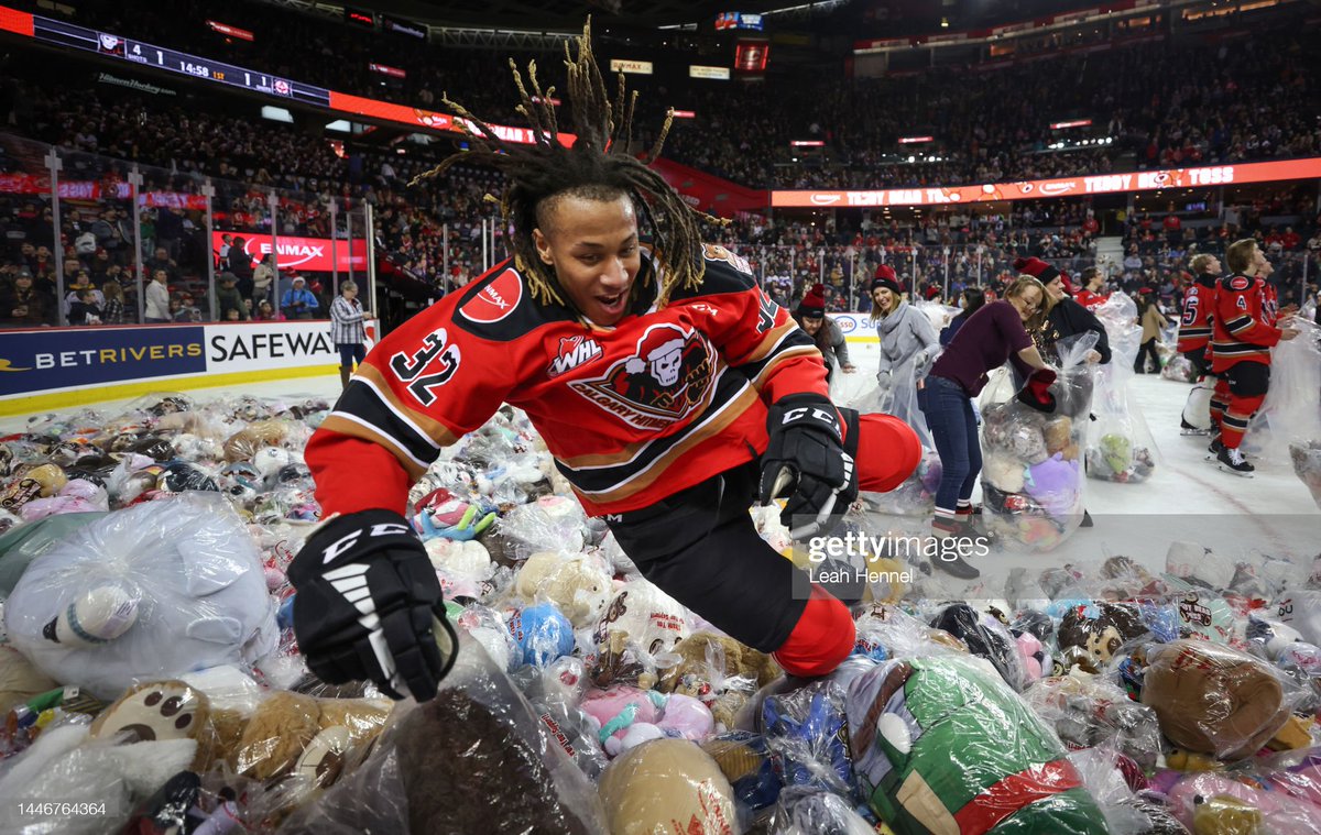 Getty Images Sport (@gettysport) on Twitter photo London Hoilett of the #CalgaryHitmen jumps into a pile of bears after scoring on the Moose Jaw Warriors during the 27th annual ENMAX #teddybeartoss game. After being tossed on the ice the stuffed toys are donated to over 65 charities.
#WHL #Calgary
📸: <a href="/leahhennelphoto/">Leah Hennel</a> London Hoilett of the #CalgaryHitmen jumps into a pile of bears after scoring on the Moose Jaw Warriors during the 27th annual ENMAX #teddybeartoss game. After being tossed on the ice the stuffed toys are donated to over 65 charities.
#WHL #Calgary
📸: <a href="/leahhennelphoto/">Leah Hennel</a>