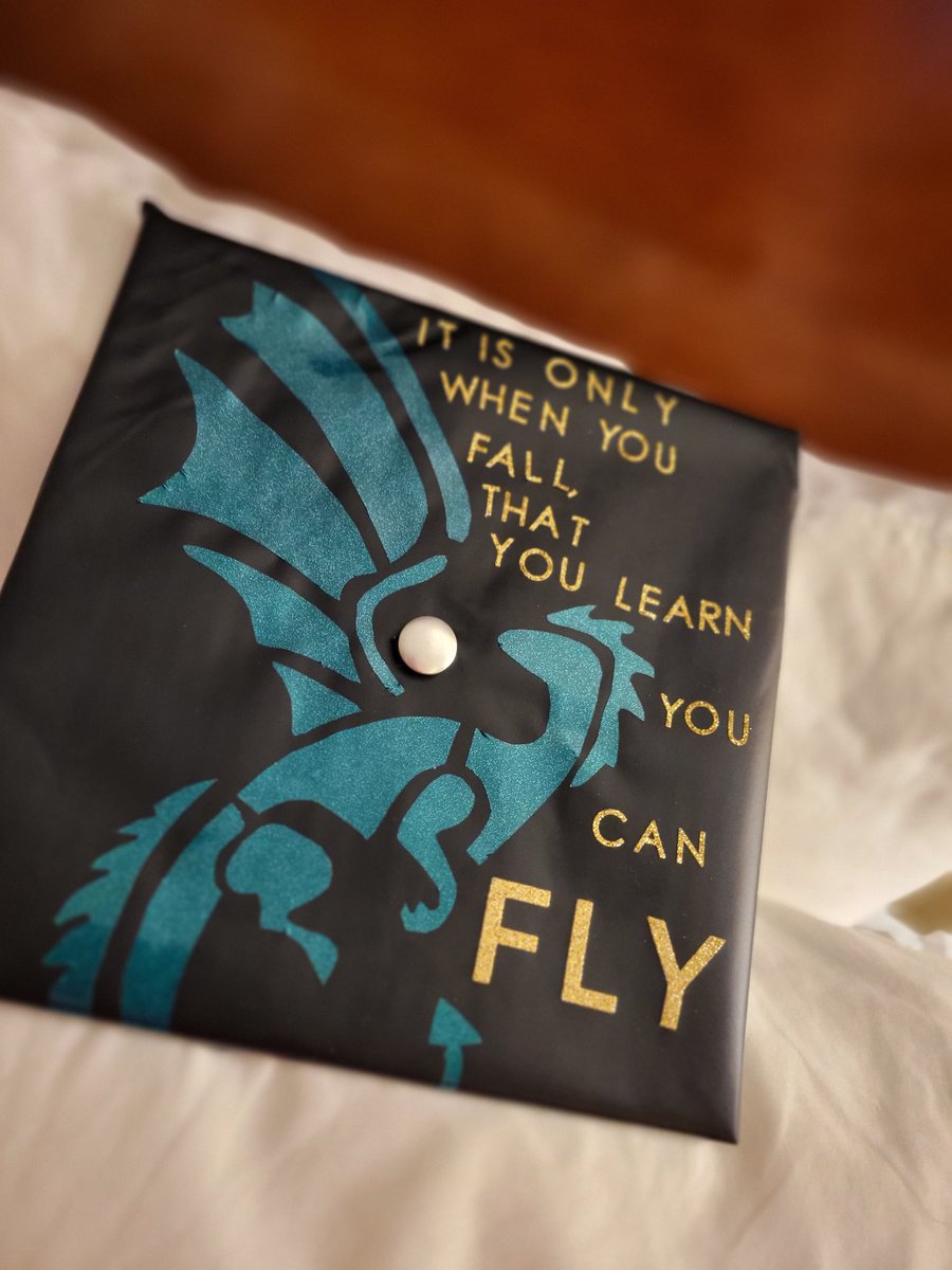 SomeCOMMkid's tweet image. Not yet finished but since it's #DragonAgeDay @UnofficialDADAY I thought I'd share my graduation cap for college!! I'm almost done with and will probably update this post but thank you @dragonage for the games that kept me sane these 4 years!