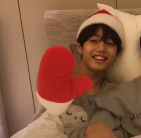 havitokki's tweet photo. it´s [ that ] time of the year ❤️🤍☃️✨🎄
#하빛 #하삐시간 #HAVIT #하삐의_달 https://t.co/Fwkp2tEVYC