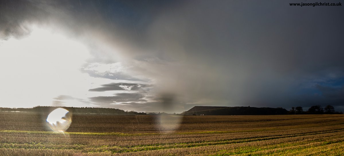 jgilchrist13's tweet image. ... Here is rainstorm coming in fae east👈. 👀 to Niddry Bing, West Lothian, Scotland. #raindrops #rainstorm #storm #StormHour #ThePhotoHour #Weatherwatchers #WeatherPhotography #landscape #panorama #PanoPhotos #NiddryBing #ShaleBings #WestLothian #Scotland #ScotlandIsNow