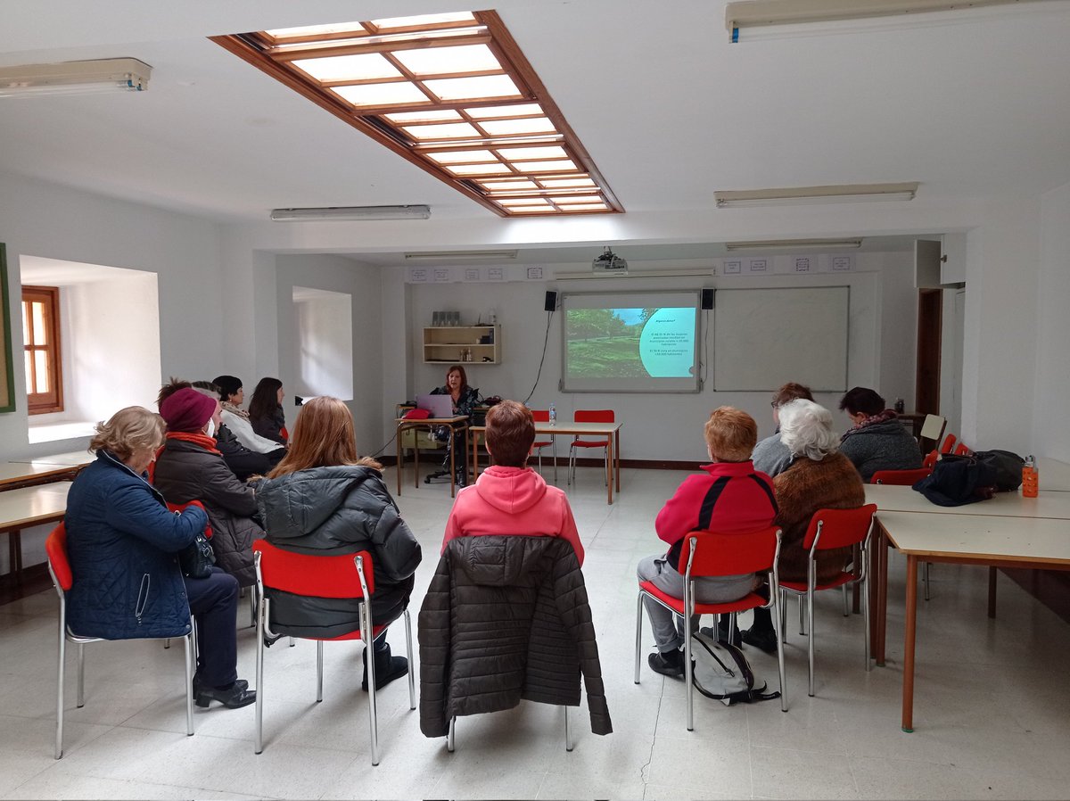CepaPuebla's tweet photo. 25 de noviembre. 
La realidad de la mujer rural ante la violencia de género. 
Agradecer a Luisa Velasco por la excelente exposición. https://t.co/3ueL0SsBMr