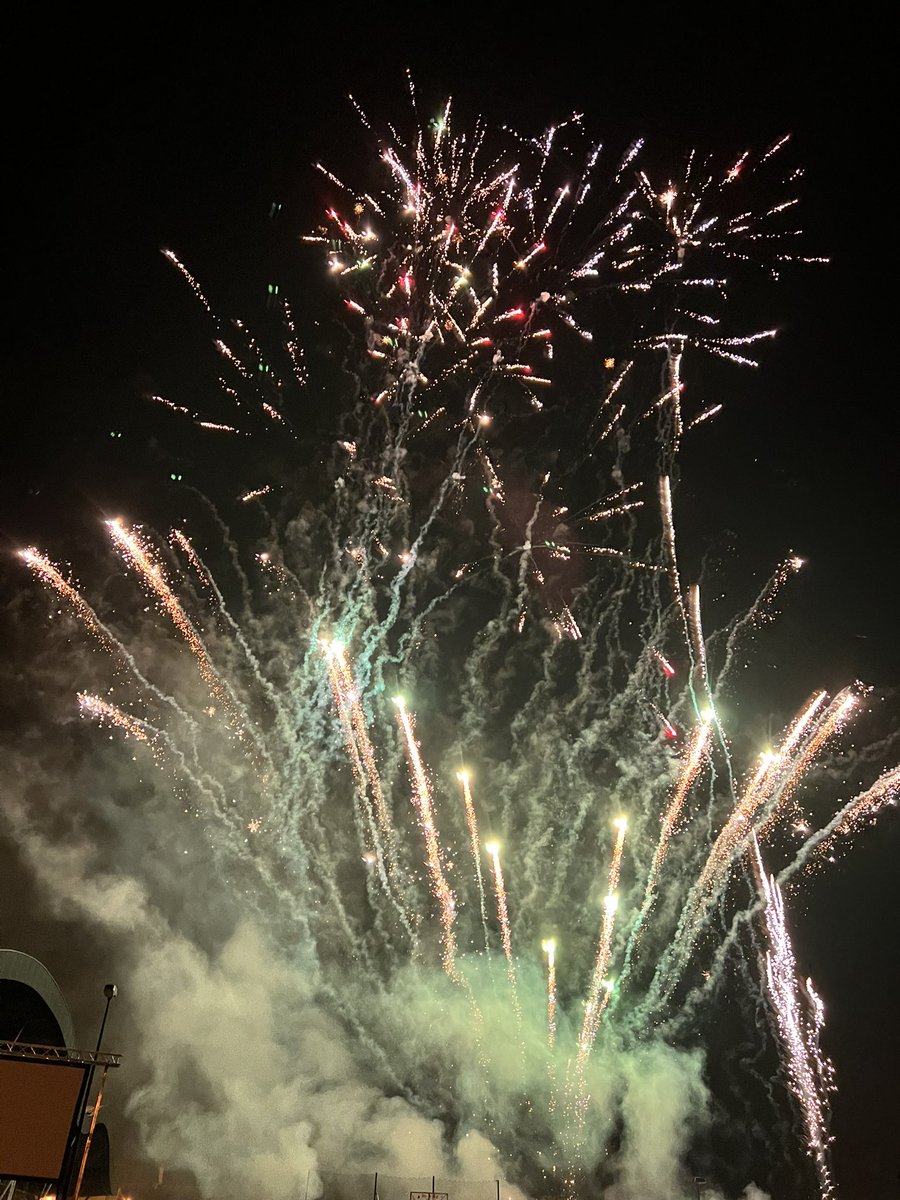 ILoveCaen's tweet photo. Bravo à la #ville de #Carpiquet pour son beau #spectacle #pyrotechnique de #Noël ! #feuartifice #show #sortie https://t.co/Rrh4ezgQam