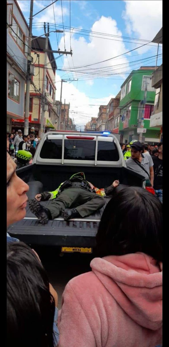 Alcaldesa de Bogotá pide investigación para esclarecer el asesinato de dos policías en Bosa. Uno de ellos recibió un impacto en la espalda y murió en el lugar , el segundo llegó sin signos vitales al ser llevado a un centro asistencial