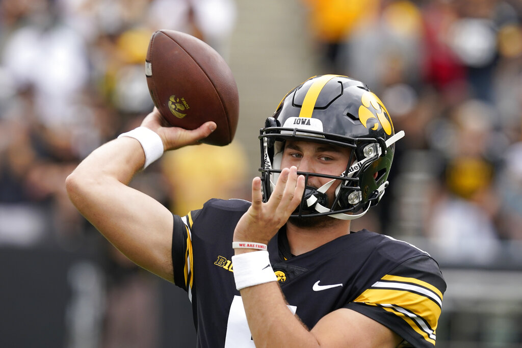 KeithMurphy's tweet photo. Kirk Ferentz confirms Spencer Petras has an injury that will prevent him from playing in the bowl. 

Back-up Alex Padilla has entered the portal. 

Next year's expected QB Cade McNamara not eligible, coming off surgery.

Joey Labas expected starter. It will be his first action. https://t.co/gkecpEewBy