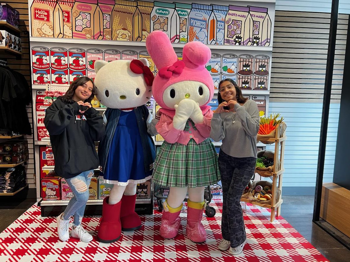 yashawott_19's tweet photo. #BoxLunchxHelloKitty @BoxLunchGifts https://t.co/cSiWEAcGV5