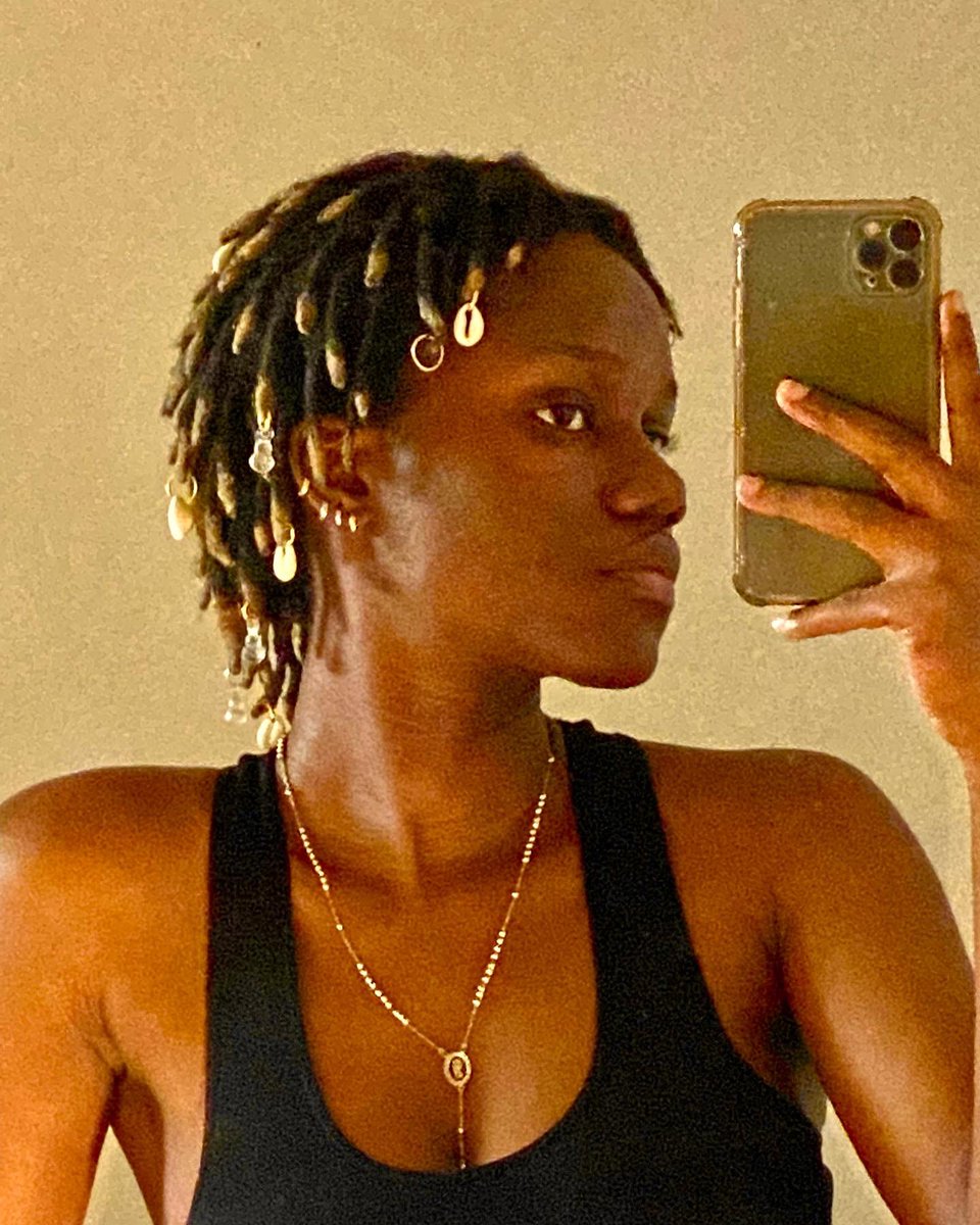 Chimdiogo__'s tweet image. To 1 year of being a #lochead 🎉❤️ 🌹🥂