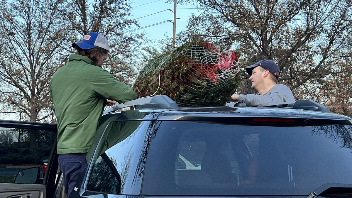 DeSmetJesuitHS's tweet photo. Shoutout to the #Class2008 & all our alums working the #ChristmasTree lot - stop by before it’s too late and pick up a great #Tree #Christmas #AlumniPride https://t.co/ZtBkov2j3h