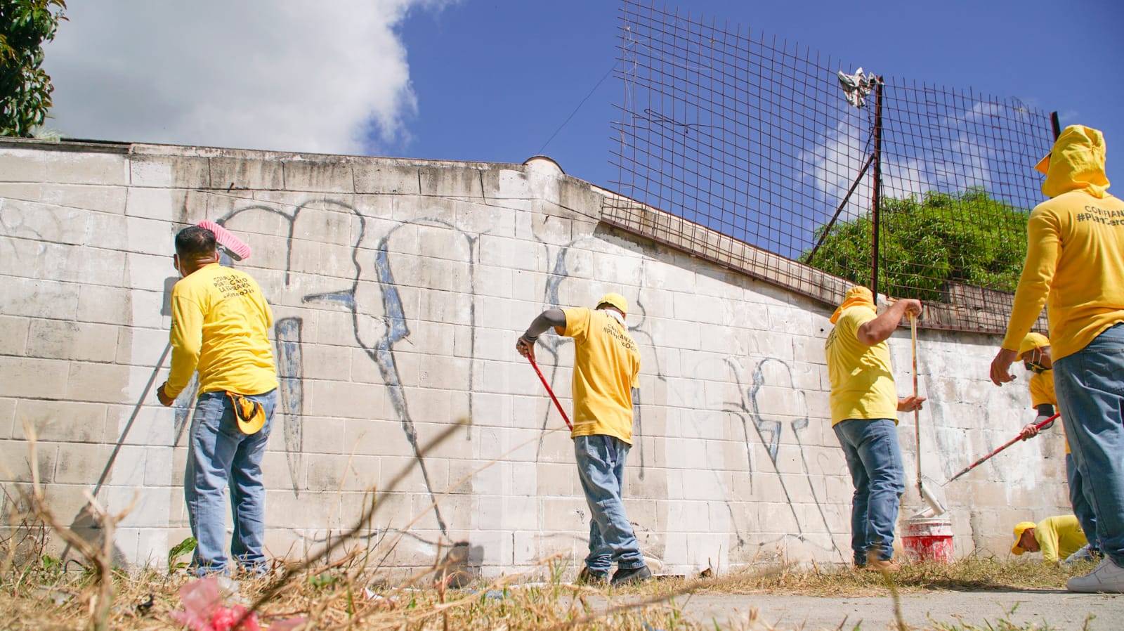 Noticiero El Salvador 🇸🇻 on Twitter: "En el reparto La Campanera, reos del #PlanCeroOcio eliminan los grafitis de pandilleros, como parte de las acciones del #CercoSoyapango, para brindar un ambiente de seguridad