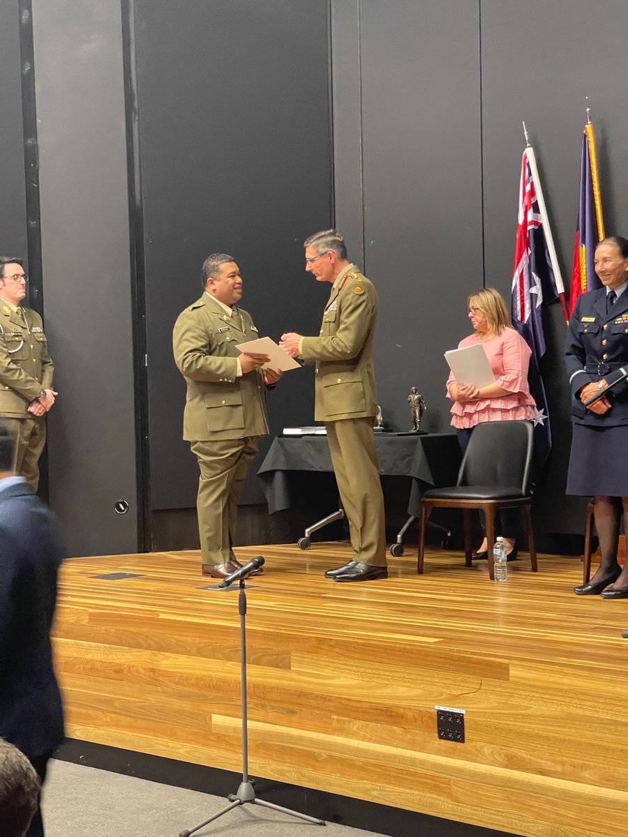 HE @DavidKolitagane congratulates MAJ Vutikalulu on the successful completion of the extremely competitive Capability & Technology Management Course @ComdtADFA #Vuvale 🇫🇯 🙌🏽🇦🇺 #VinakaVakalevu @Fiji_MOFA @Rfmf_Media