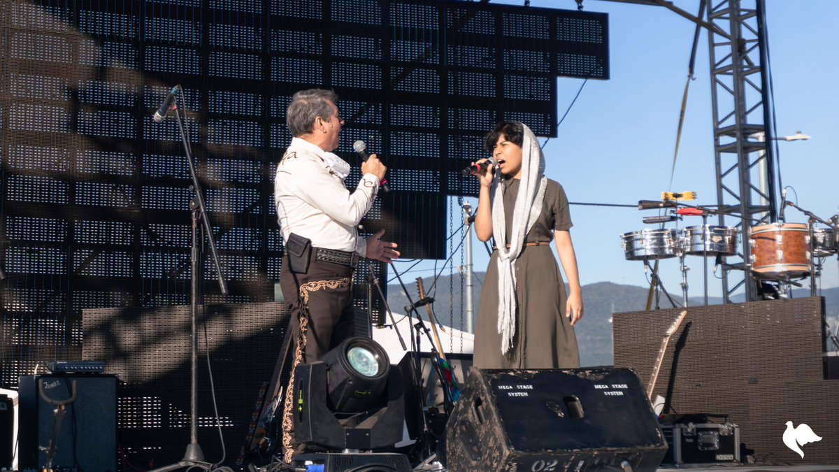 JES_medios's tweet photo. Estamos dando inicio a este glorioso evento con un preludio musical, el pueblo de Dios se da cita para exaltar el nombre de nuestros Dios 🙌🏼🕊️✝️
#JesucristoEsperanzaSegura
#AlmasNuevasEnLasCampañas
#ChiapasRindeSuCorazónAJesús
#AcciónDeGraciasADios❤️
#29Años
#JESTV https://t.co/3lb6EguZSV