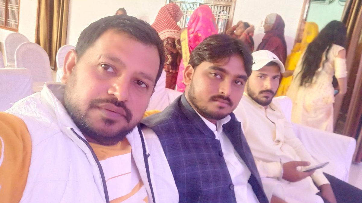 niteshk7800's tweet photo. वक्त नूर को बेनूर बना देता है,
वक्त फकीर को हुजूर बना देता है,
      वक्त की कद्र कर ये बंदे,
वक्त कोयले को भी कोहिनूर बना देता है।
     🙏शुभ प्रभात🙏 https://t.co/juiraxIias