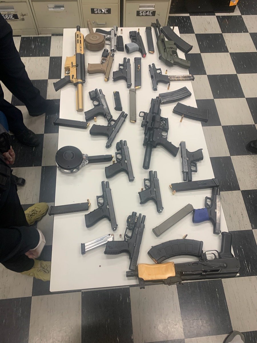 ChicagoCAPS05's tweet image. Thanks to all the 005th District Officers who recovered several weapons today.