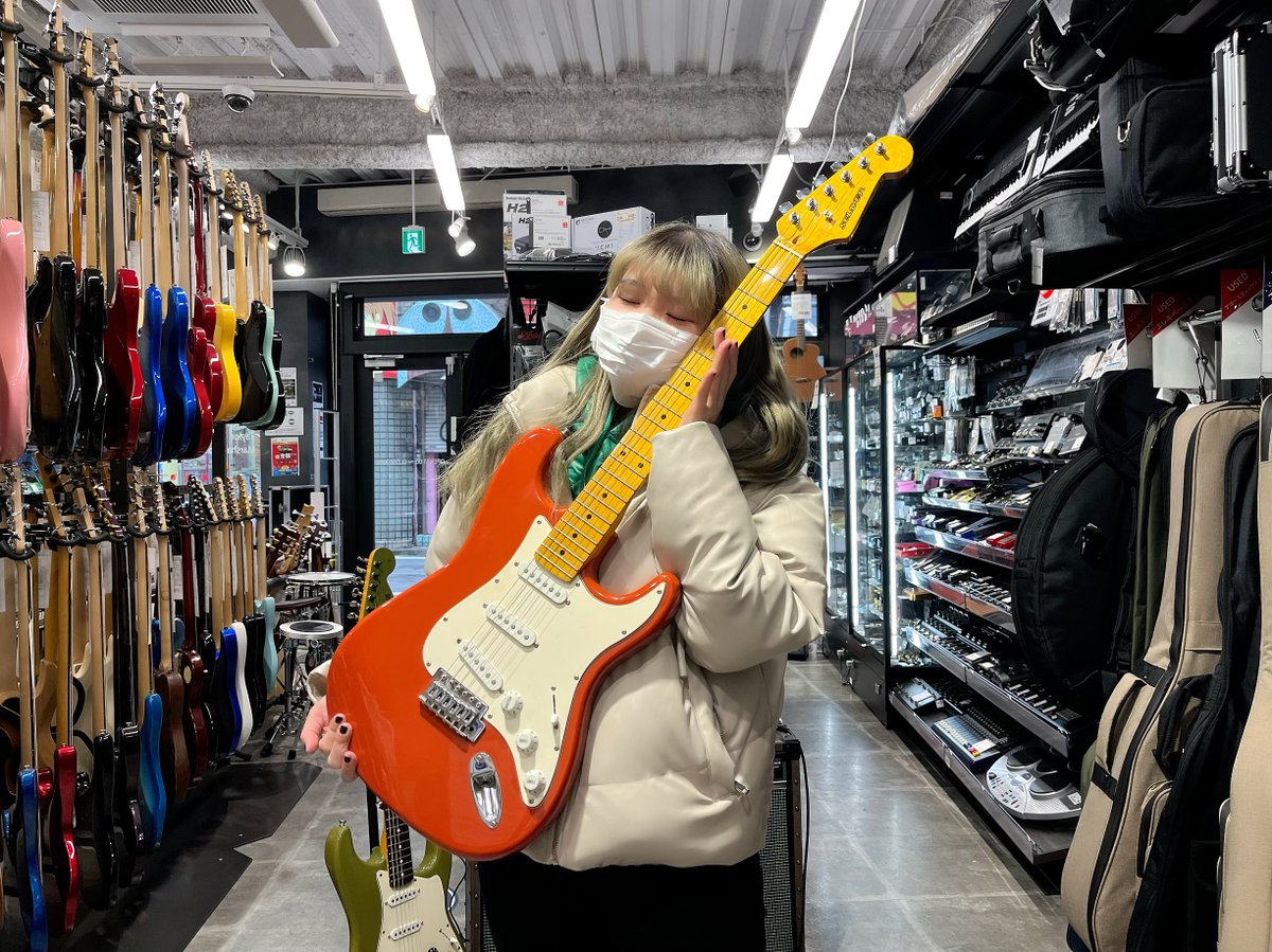 imaizumi_aika's tweet photo. #3SOL のツアーで使ってたギター売ってきた 2500円だった😂😂2500円のギターであんな大勢に聴いてもらってたのウケてきた(ウケるな)
激安ギターだけどピックアップ変えて結構良い音だったからもうちょっと高いと思ったんだけどなー!
じゃあなー!!! https://t.co/ZAE5kU6elt