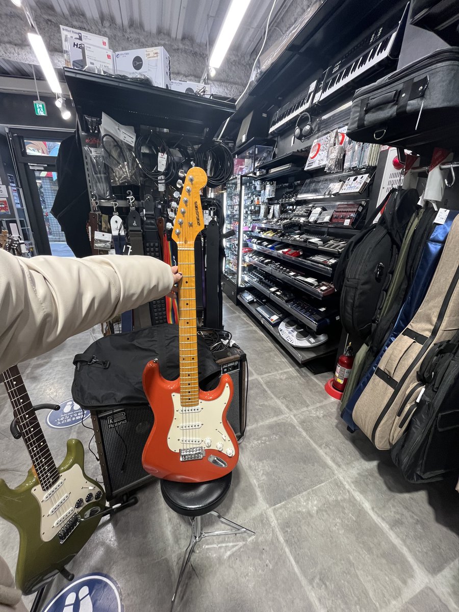 imaizumi_aika's tweet photo. #3SOL のツアーで使ってたギター売ってきた 2500円だった😂😂2500円のギターであんな大勢に聴いてもらってたのウケてきた(ウケるな)
激安ギターだけどピックアップ変えて結構良い音だったからもうちょっと高いと思ったんだけどなー!
じゃあなー!!! https://t.co/ZAE5kU6elt
