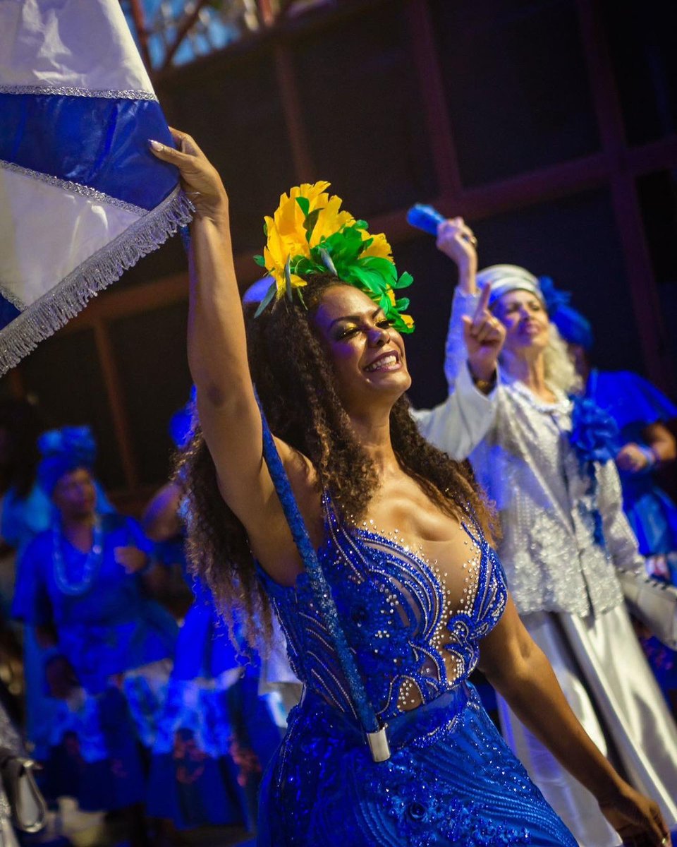 RioCarnaval's tweet photo. ‘Deixa Nilópolis cantar’

E a Soberana cantou bonito demais!
Com um chão fortíssimo e muito canto, a @BeijaFlorReal deu o nome na Cidade do Samba 💙🤍 https://t.co/JgtMlW8FHv