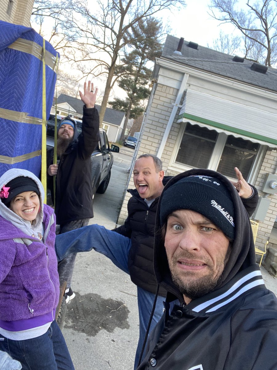 DetroitlandV's tweet photo. 3 (large) #CreativeVending machines in one day! We did it! Thanks to Chad &amp; @D2dAvE7 for the amazing help! #detroitlandvending #Detroit https://t.co/iWV2Efem5p