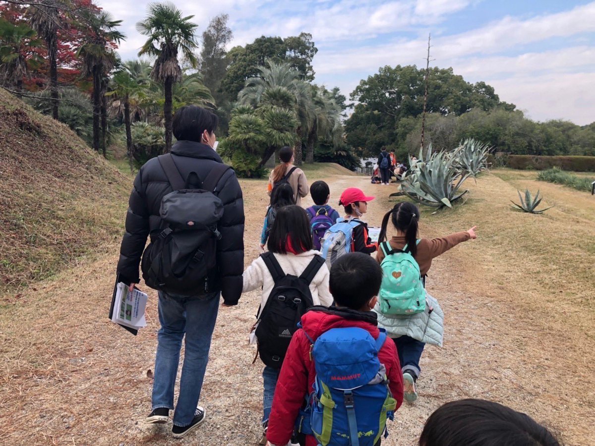 volusuta19's tweet photo. 【活動紹介】
低学年向けアウトドア活動🍁

12/4(日)に、交野市の「大阪公立大学附属植物園」を、交野市の小学生と探索しました🚶✨

目指せ植物マスター❗️を目標に、みんなで植物について学びました📖✏️

ボラスタ気になるなって方！気軽にDMまで📲 https://t.co/VESZTsCRK4